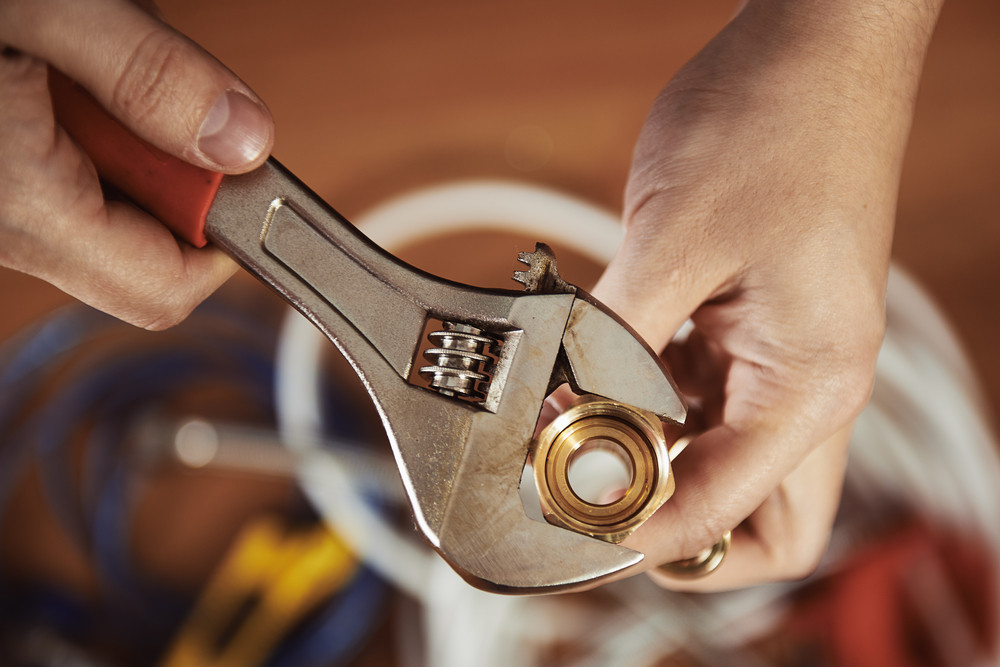 Close-up,Of,Plumber,Hands,Screwing,Nut,Of,Pipe,With,Wrench